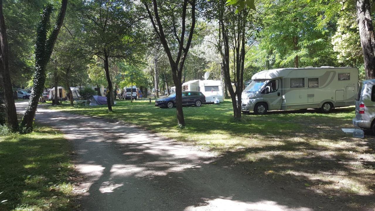 Bourg-Saint-Andéol Camping Du Lion מראה חיצוני תמונה